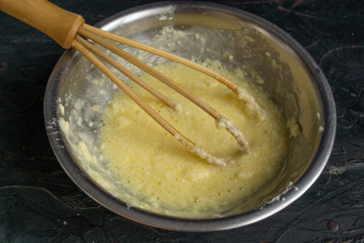 Smooth liquid base Smooth butter and egg mixture for shortbread dough.