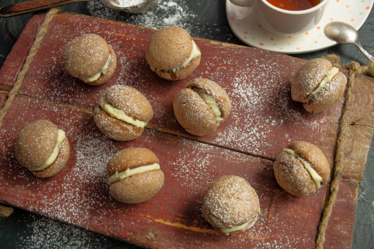 Finished Lady's Kiss chocolate cookies filled with mascarpone cream