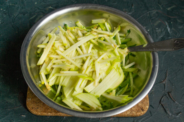 Layer of julienned green apple added on top of the fresh vegetables