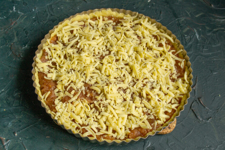 Adding the first crumb layer Grated dough scattered over the apple filling
