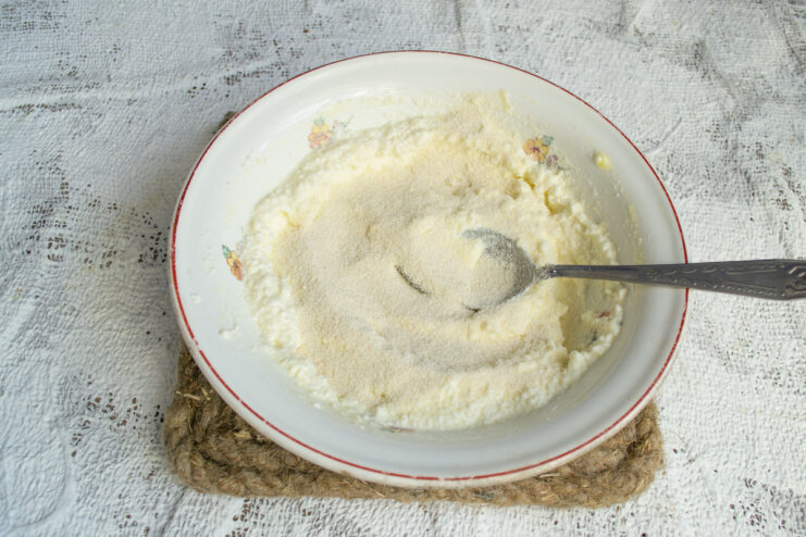 Folding in the semolina Stirring semolina into the cheese mixture