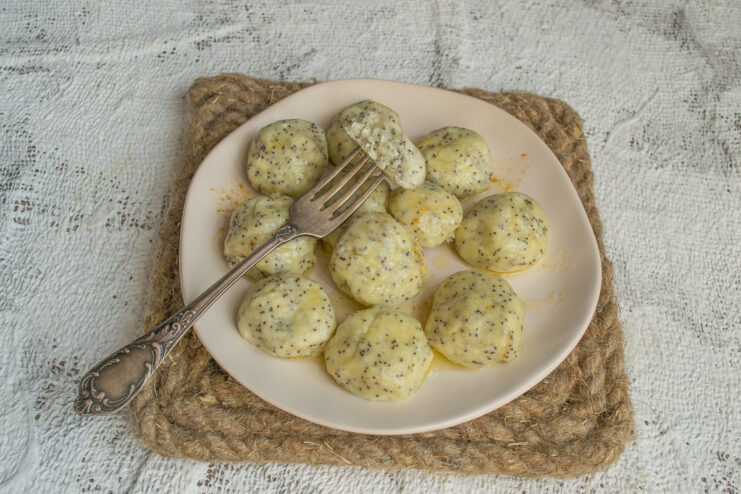 Final serving touch Drizzling melted butter over hot poppy seed dumplings