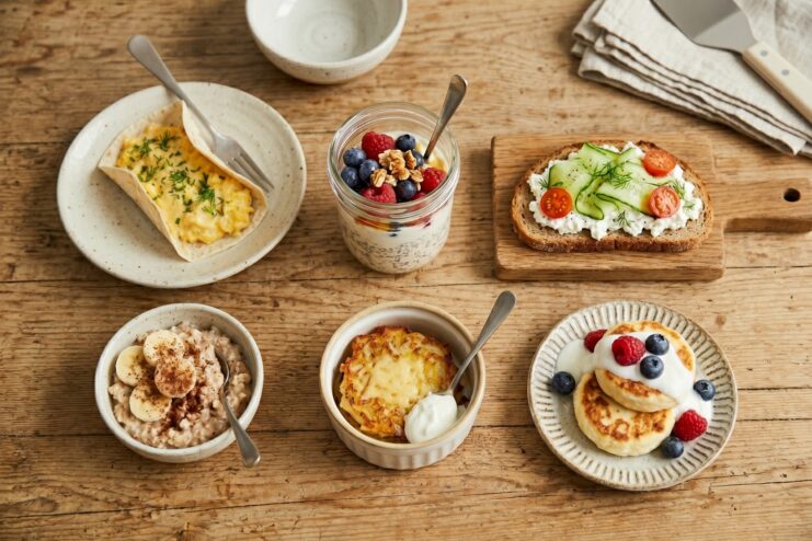 Quick Morning Breakfast Options Assortment of fast breakfast dishes featuring porridge, syrniki, toast, and yogurt bowls