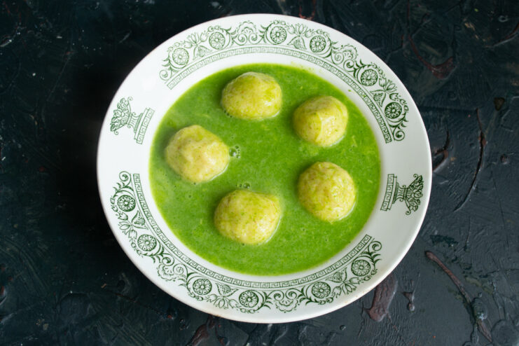 Freshly cooked spinach soup served in a bowl