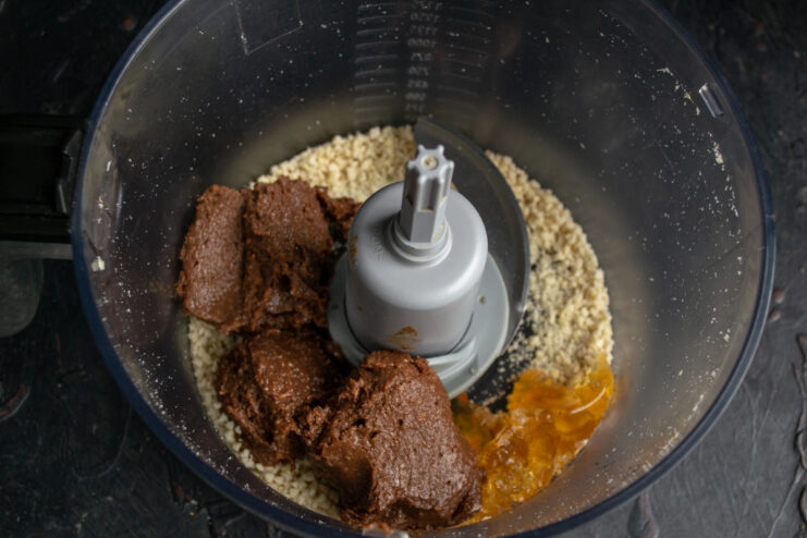 Crushing the nuts Crushed peanuts mixed with chocolate spread and honey in a blender.