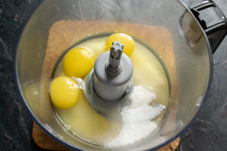 Preparing the base Eggs and sugar in a blender bowl