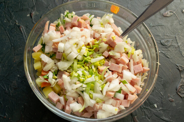 Mixed onions Finely chopped yellow onion and leek in a salad bowl