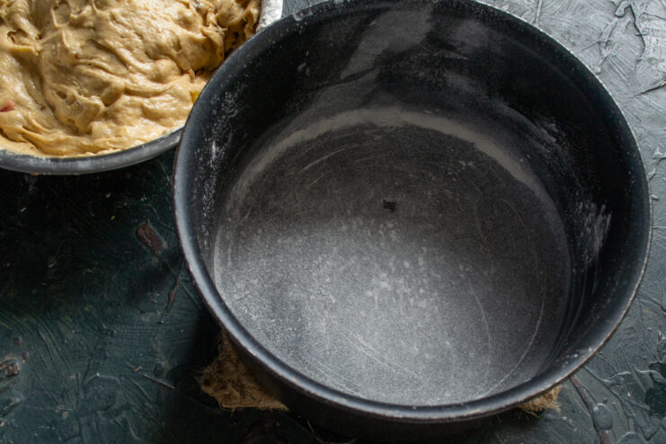 Round baking pan greased and lightly dusted with flour