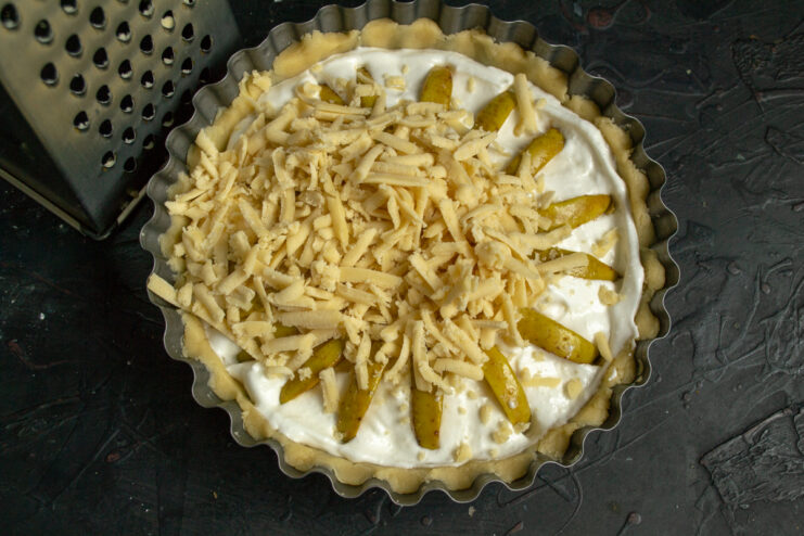 Final dough layer Sprinkling grated dough over the top of the pie before baking