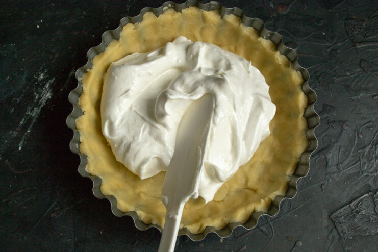 Assembling the pie Spreading creamy filling evenly over the shortcrust base