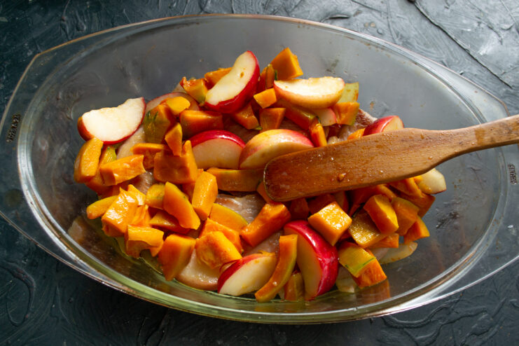 Vegetable and fruit layer Layer of pumpkin and apples placed over the meat