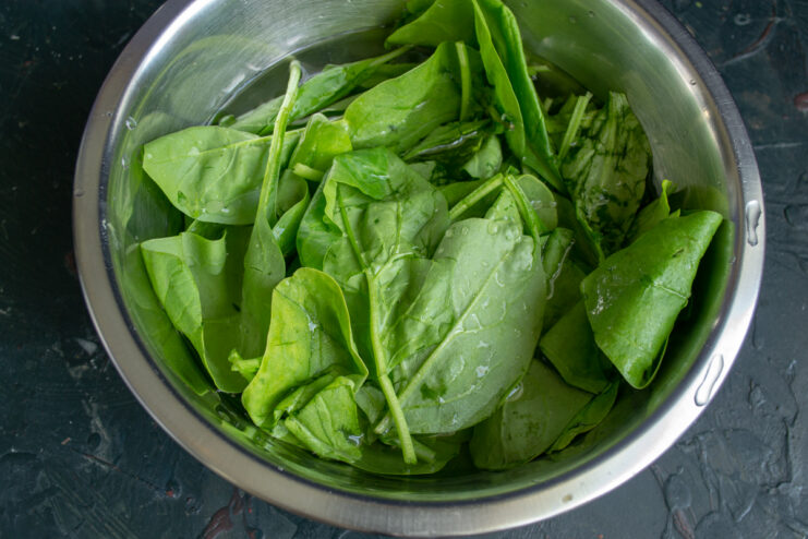 Soaking fresh spinach leaves in water