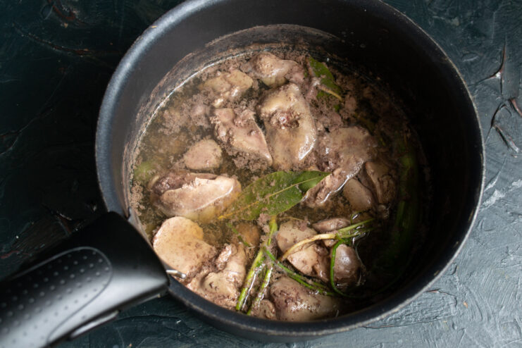 Boiling the liver Boiled chicken liver cooling in its seasoned broth inside a saucepan.