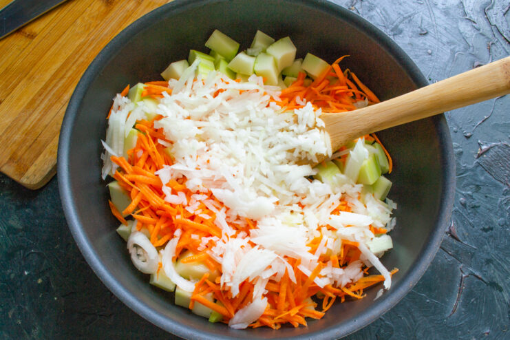 Adding finely chopped onions to the vegetables