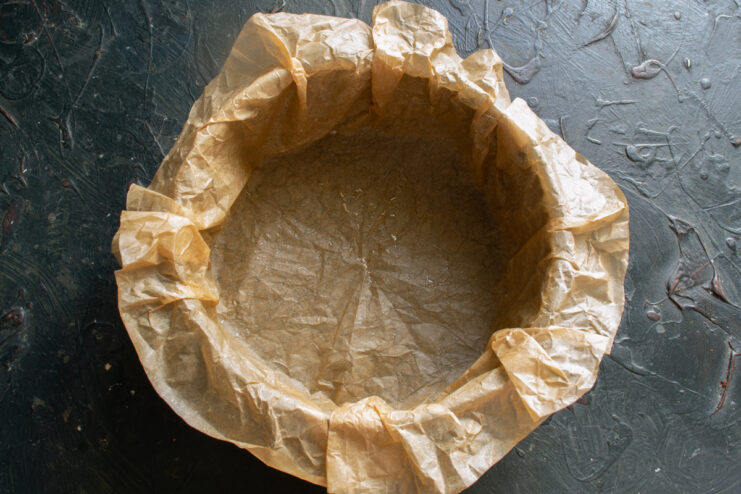 Preparing the baking pan Springform baking pan lined with parchment paper