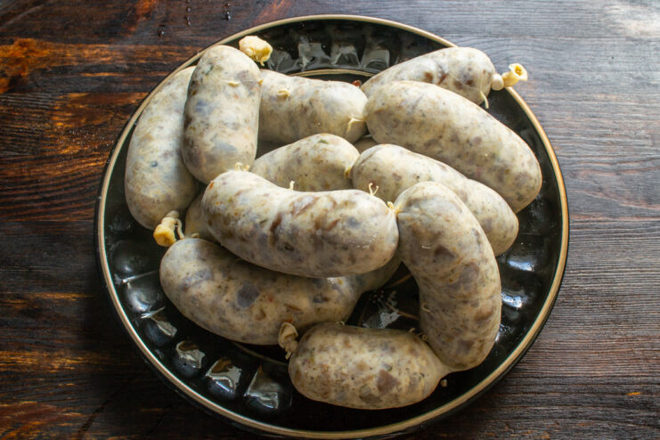 Cooling the finished sausages Cooked chicken sausages resting on a plate