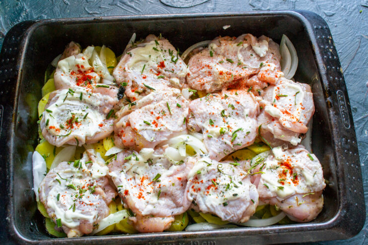 Chicken topped with sour cream and sprinkled with ground paprika