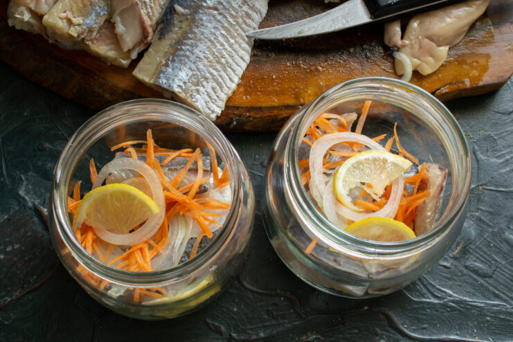 Adding a slice of lemon A thin slice of lemon placed inside the jar for tartness and aroma