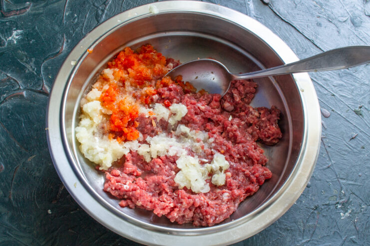 Vegetables in ground meat Ground meat mixed with processed onion and red bell pepper