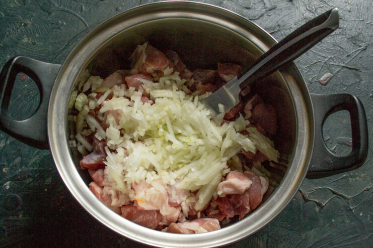 Adding chopped onion Diced pork mixed with finely chopped onion