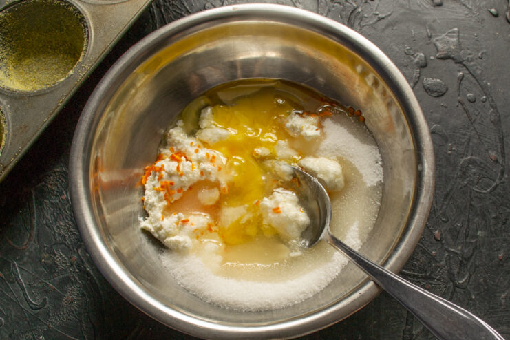 Pouring in neutral oil Pouring neutral-flavored vegetable oil into the muffin batter ingredients