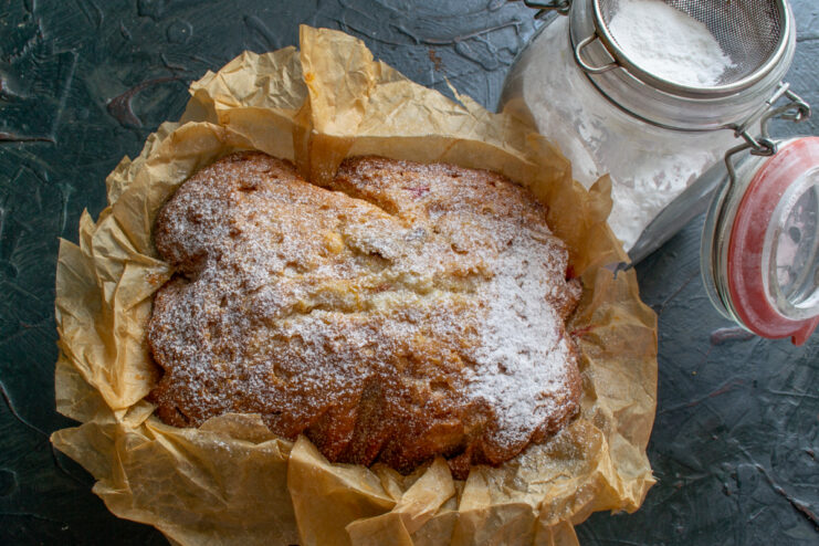 Decorating with powdered sugar Dusting the cake with powdered sugar through a sieve
