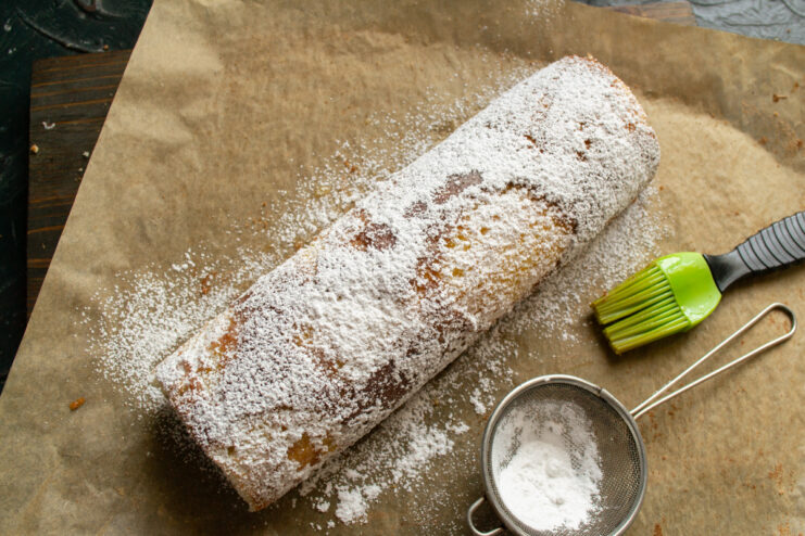 Decorating with powdered sugar Dusting the finished marble roll with powdered sugar