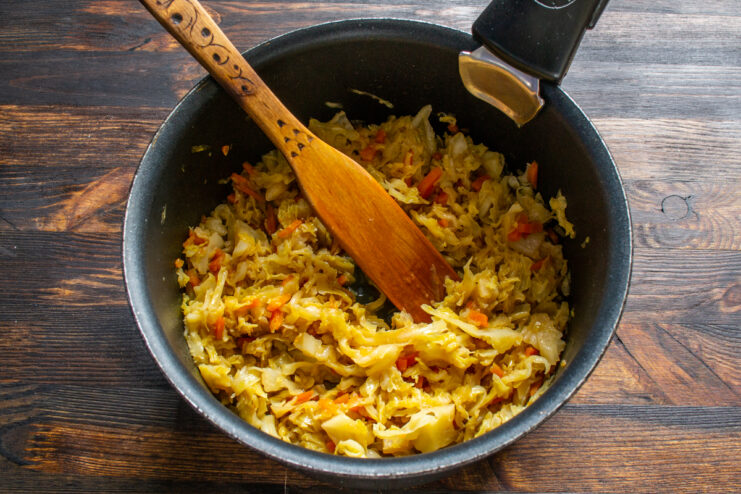 Cooked vegetable filling Fully braised Savoy cabbage and vegetables in a saucepan