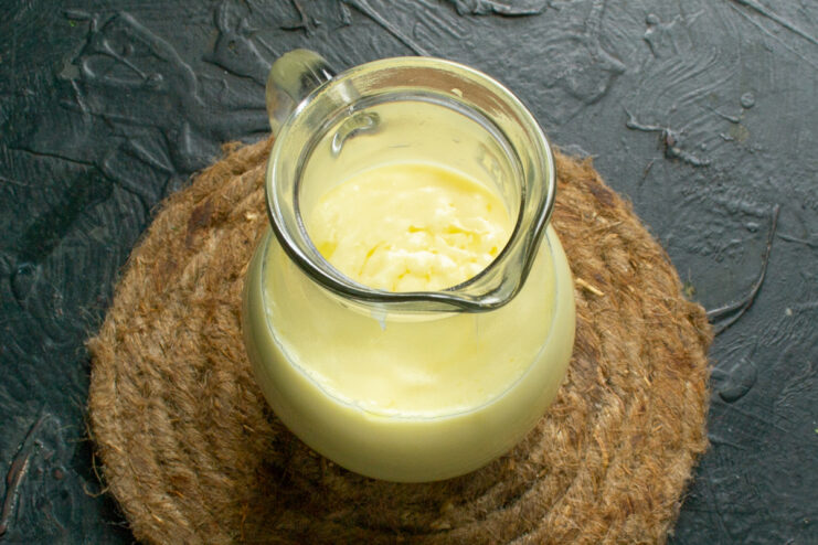 Smooth and delicate finished sauce Smooth and creamy vanilla sauce poured into a serving container