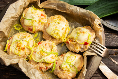 Juicy Baked Meatballs with Bell Pepper and Mozzarella