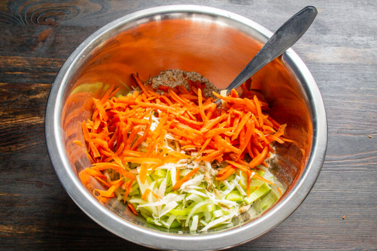 Grated carrots mixed with leeks and oats