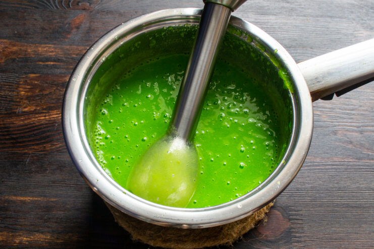 Blending the mixture Blending green marmalade mixture with an immersion blender.